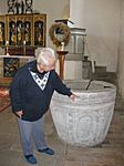 Abb 35 Der älteste romanische Taufstein im Kirchenkreis Halle steht in St.Wenzel - hier erläutert die Prädikantin, Frau Hunold, erläutert Einzelheiten