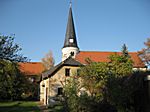 Abb 33 Die Kirche mit dem Kutscherhaus des ehemaligen Pfarrhof