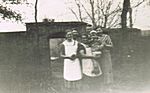 Abb 52 Mitarbeiter im Außen- und Innenbetrieb 1938 - in der Mitte "Bertchen" mit Friedhelm auf dem Arm