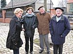 Abb 23 Frau Jutta Schwab, Annette Frenz, Friedrich-W. Frenz und Max Schwab, Ende März 2011 vor dem Hof in Stichelsdorf