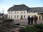 Abb 25 Elisabeth und Friedrich-W. Frenz mit Tochter Annette im Hof des Stiftgutes Stichelsdorf