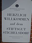 Abb 75 Eingangsschild am Hoftor des Stiftsgutes Stichelsdorf