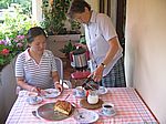 24 Beim Kaffeetrinken auf dem Balkon von Familei Frenz