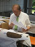 A 46 Prof. Henning bei der Korrektur der Quiz-B&ouml;gen