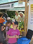A 14 Am Stand der Informationsstelle der FGW war die Pflanzenlotterie zu Hause