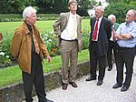A 19 Prof Kiermeier erläutert den Mitgliedern des Freundeskreises die Gestaltung der "Schmuckvollen Rabatte" vor dem Salettl