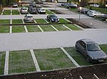 Eine gelungener Parkplatz mit viel Grün