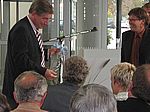 Staatsminister Dr. Thomas Goppel erhält den Schlüssel für das Gebäude von Baudirektor König