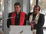 Pfarrer Reutter und Pfarrer Neufanger weihen das Neue Gebäude