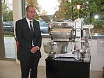 Prof. Dr. Schöberl vor der Kaffeeröstmaschine