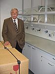 Prof. i.R. Dr. Feige im Labor Lebensmittelchemie