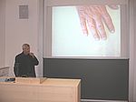 Prof. i.R. Dr. Franz Gückel überzeugt sich von der neuen Medientechnik